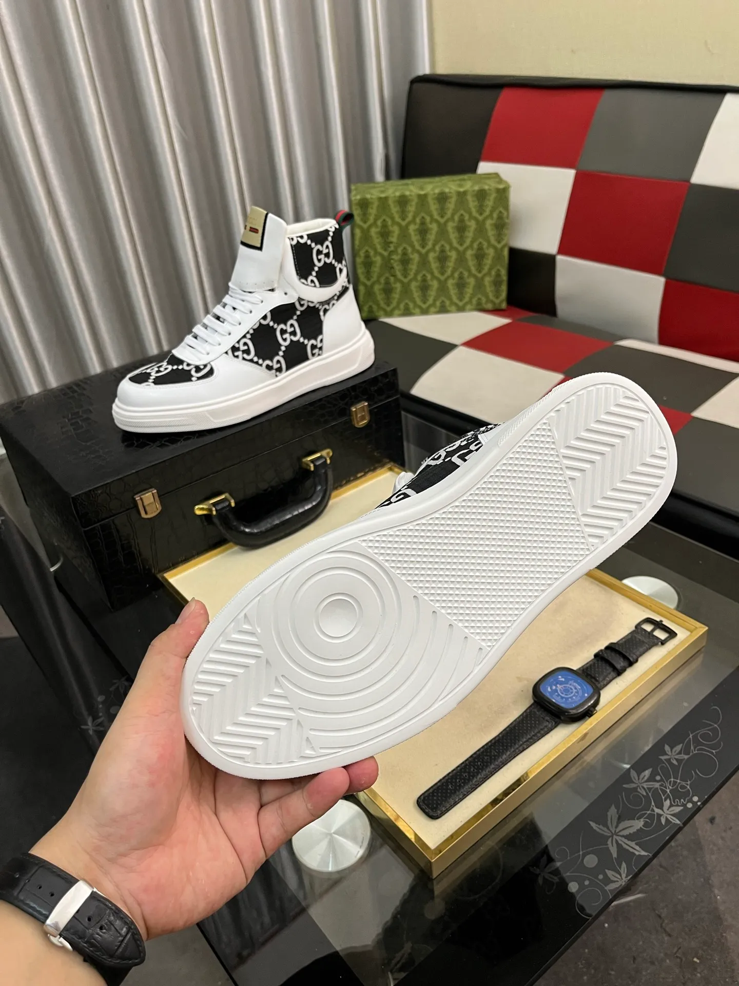 Men's shoes 💰440⌚️⌚️ Gucci •Gucci original quality. ~ Unique modern style sneakers. 🏃A must-have casual shoe for trendy men😍😍 Original brand imported from Italy, imported original leather, sheep lining (refuses to discolor and grind feet) Sole: Original sole provided by the original factory, French lazy style design ⚠️Fit to the feet, original quality attached, super comfortable original sole, size: 38-443️⃣Colors available